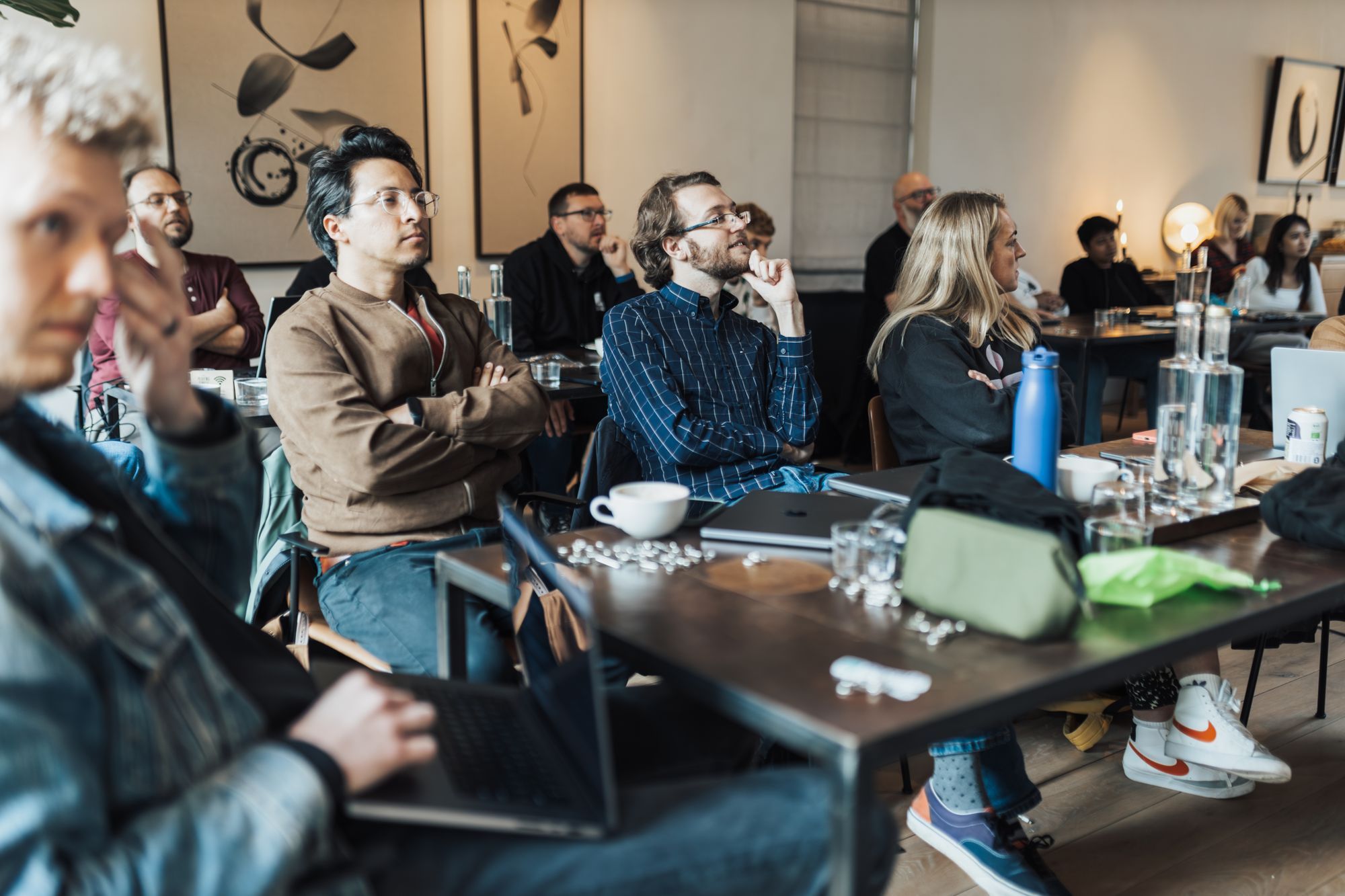 Erwachsene folgen konzentriert einem Seminar in einem hellen Raum