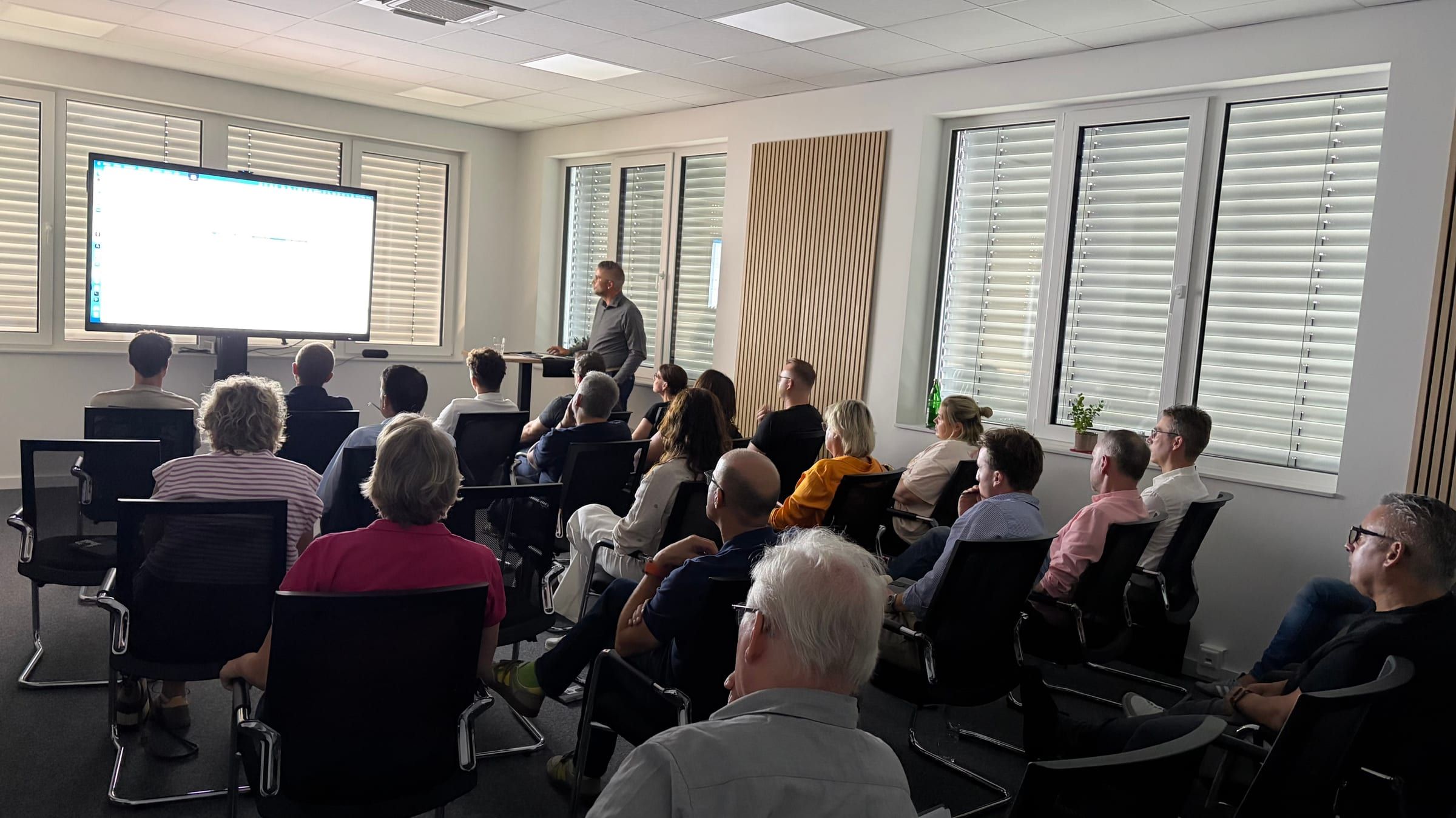 Unternehmerinnen und Unternehmer aus der Region beim KI-Workshop der MIT Goch im Schulungsraum von Fink & Partner